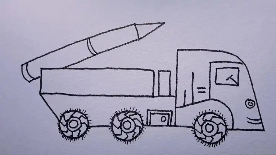 三个圆圈一个长方形画出了小朋友喜欢的导弹车