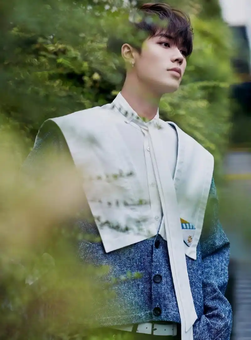 林彦俊水手服造型现身巴黎时装周,搭配金丝眼镜,有没