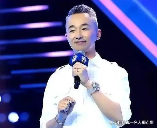 近期,有网友于上海某豪华酒店邂逅知名主持人程雷,并晒出预期的合影.