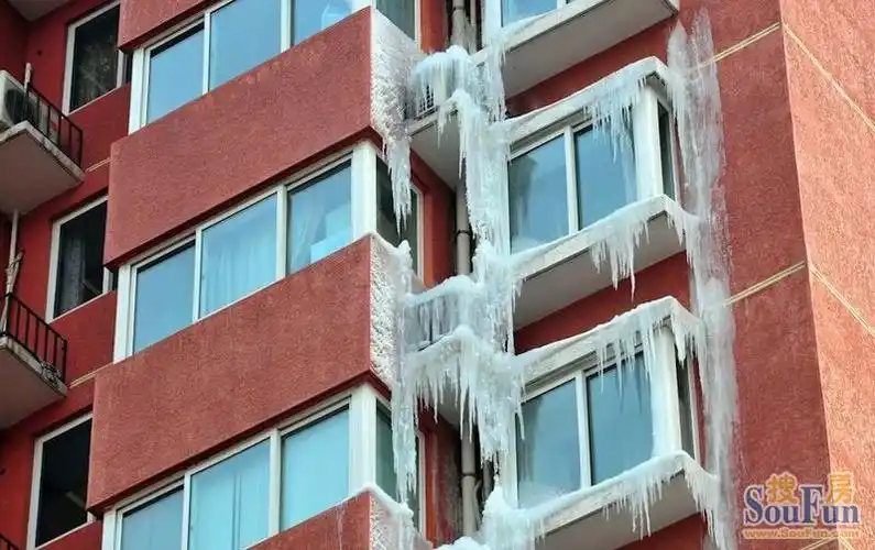 奇观啊,邻居家热水器水管冻裂了,流水结冰了,形成40米冰瀑布!