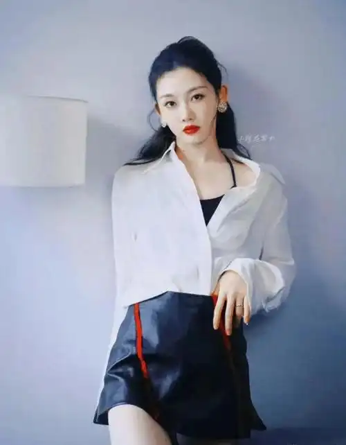 郑恺老婆苗苗晒浪姐美照黑色吊带搭配白色衬衫性感气质