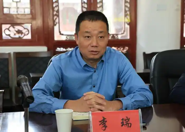 大理第一中学校长李瑞热情接待了李洪明一行.