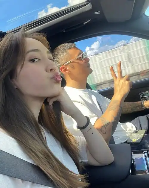 做余文乐的妻子真挺享福的平时穿得很随便但脸上时刻挂着笑脸