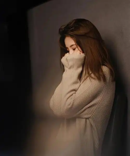 静谧的夜空下,一个女孩独自坐在窗前,眼神呆滞,脸上泪痕斑斑.