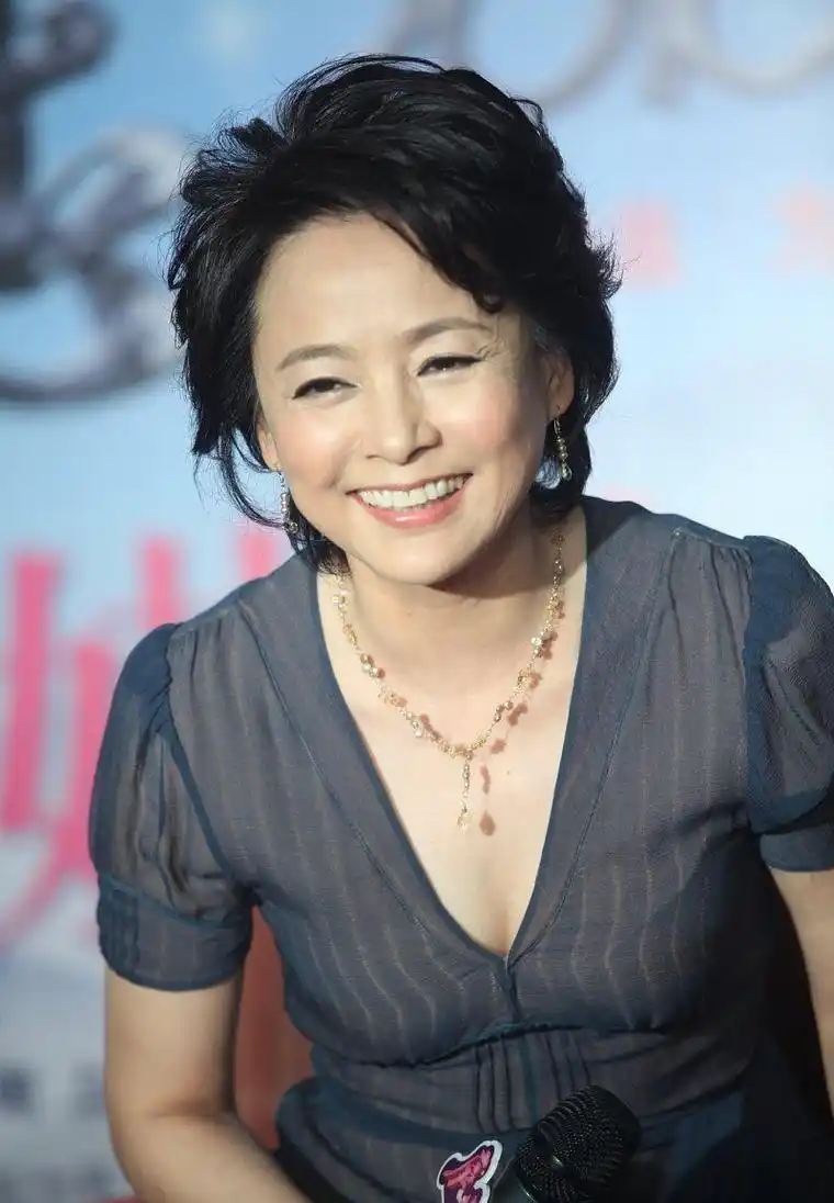 张瑜太厉害了已是阿姨辈穿衣品味高级感满分穿薄纱连衣裙真美