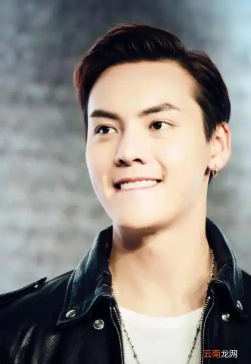 陈伟霆从小热爱唱歌,跳舞,希望长大后可以往唱歌跳舞那方面发展 .