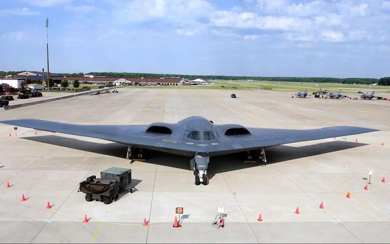 美国b-2 "幽灵"隐形战略轰炸机接受空中加油