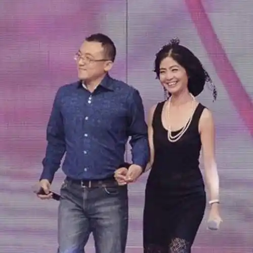 那个在《非诚勿扰》被34岁小伙牵走的51岁阿姨,现在怎样_伍逸_生活