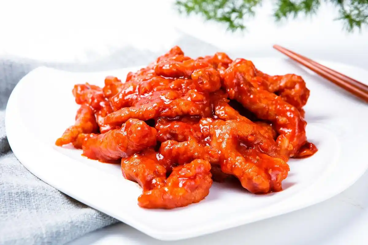 茄汁里脊:经典家常风味 茄汁里脊是一道色香味俱佳的经典家常菜,以猪