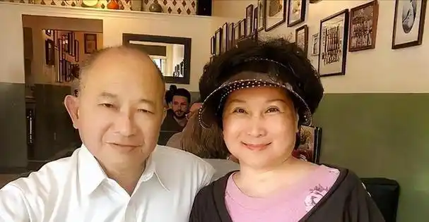 吴宇森和妻子曾双双患癌,仅靠卖房自救,如今过得怎么样了?