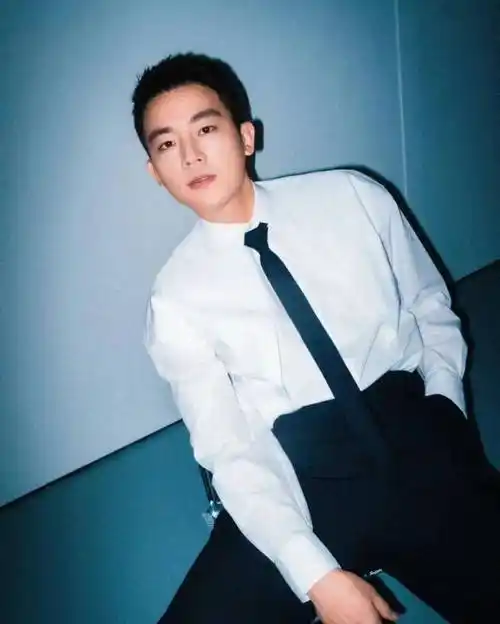 欧豪身穿白衬衫,黑领带,一头学院风的造型,短发干净清爽.