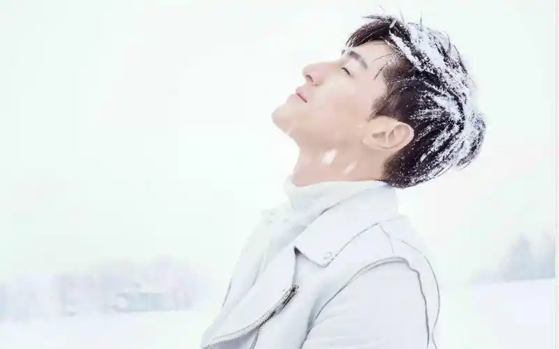 【时尚芭莎】 独家封面花絮雪地嬉闹胡歌cut