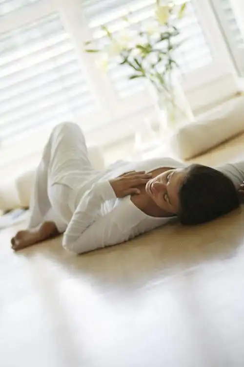 西方人,一个人,躺,闭眼,竖图,俯视,室内,白天,植