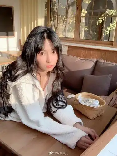 舞蹈区知名女主播小深深儿个人资料及写真微博