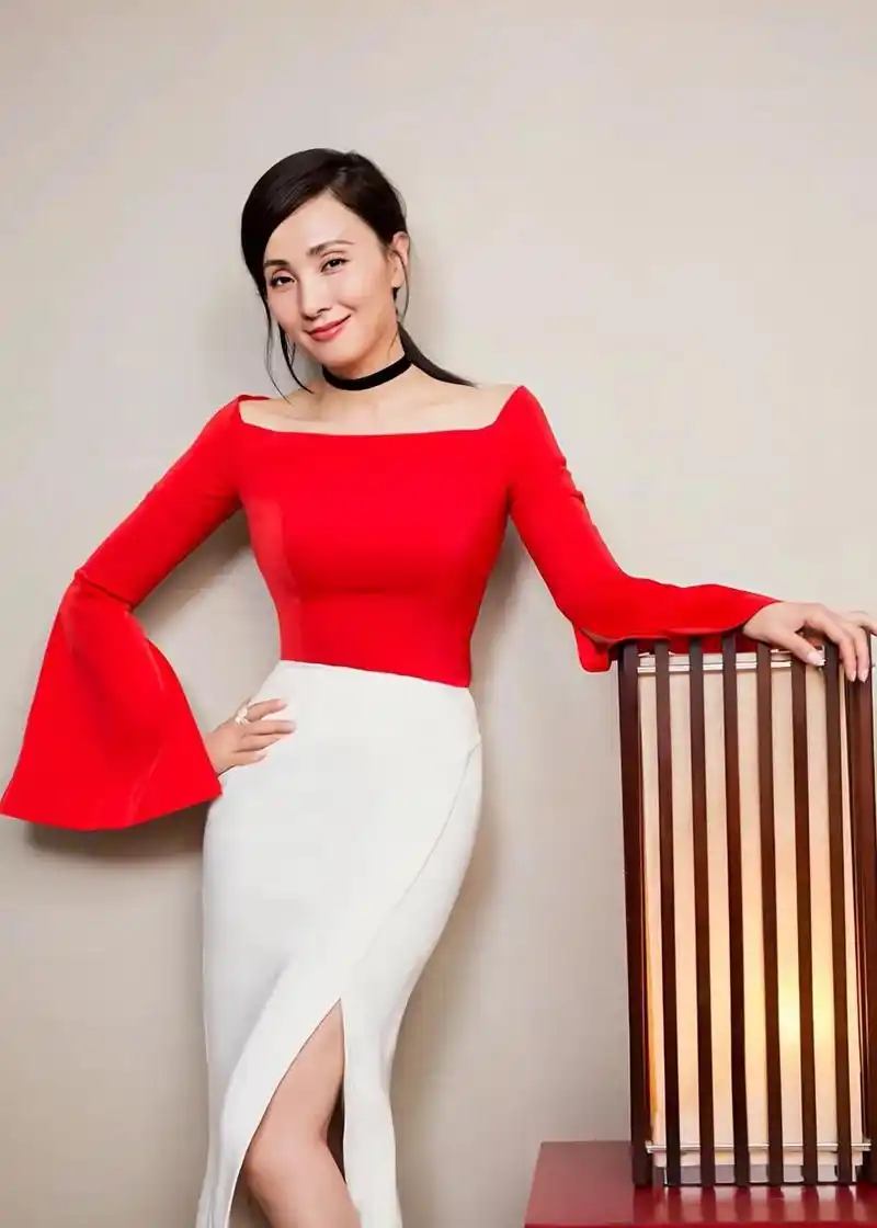 气质女神陶虹身材丰满,性感优雅,令人着迷