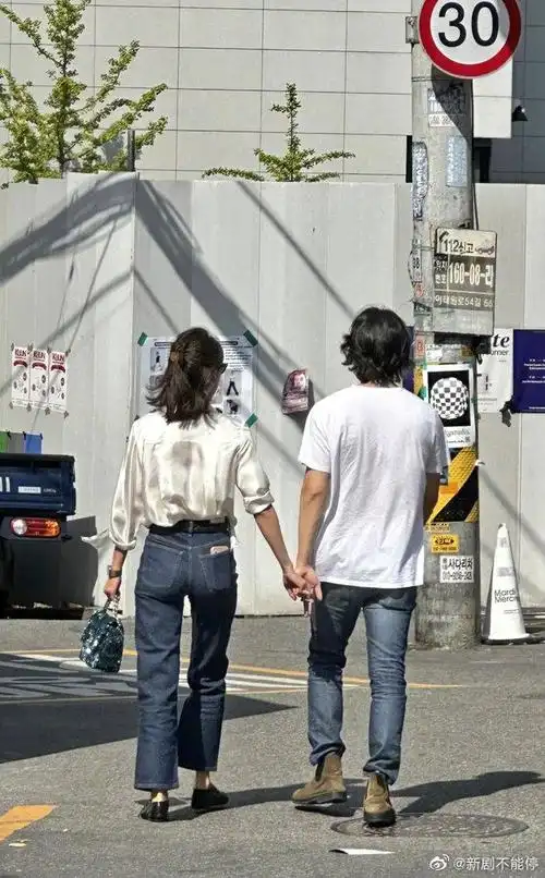 组图网友街头偶遇孔晓振与老公kevinoh两人手牵手背影也甜蜜