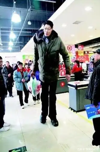 2米42"亚洲第一巨人"张俊才:和妻子相差77公分,20年没有孩子