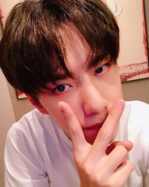 青春少年王一博时尚休闲生活照