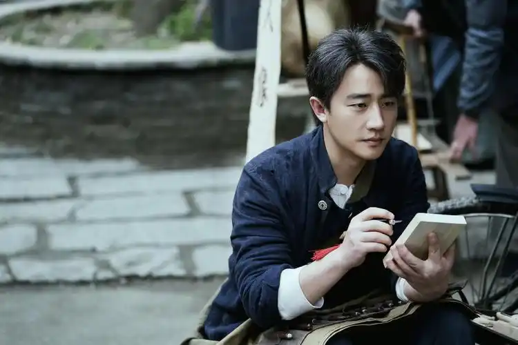 据悉,电视剧《瞄准》讲述了苏文谦(黄轩饰)和池铁城(陈赫饰)曾是多年