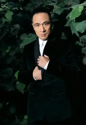 吴镇宇登摩登绅士封面 王者霸气华丽尽现