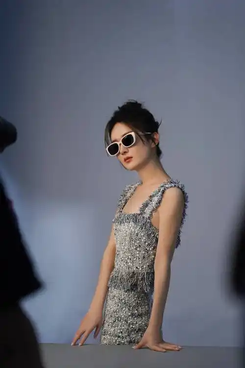 赵丽颖穿黑色吊带戴黑眼镜露大美腿!