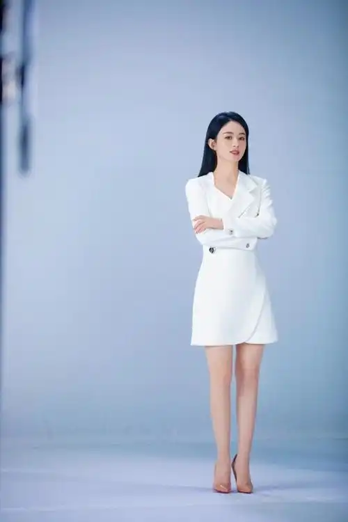 赵丽颖拍温柔知性写真 秀纤细美腿精致迷人_娱乐头条_大众网