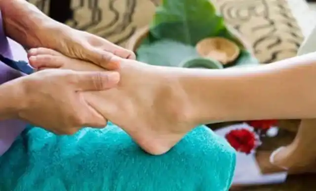 跟身体各个脏腑器官 有相对应的一些反射 泡脚之后做一个足底按摩