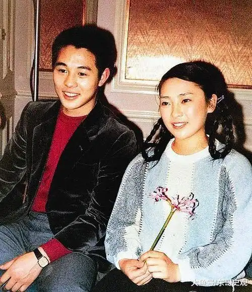 李连杰当时家里的条件非常不好,于是,他和前妻黄秋燕草草领了一个结婚