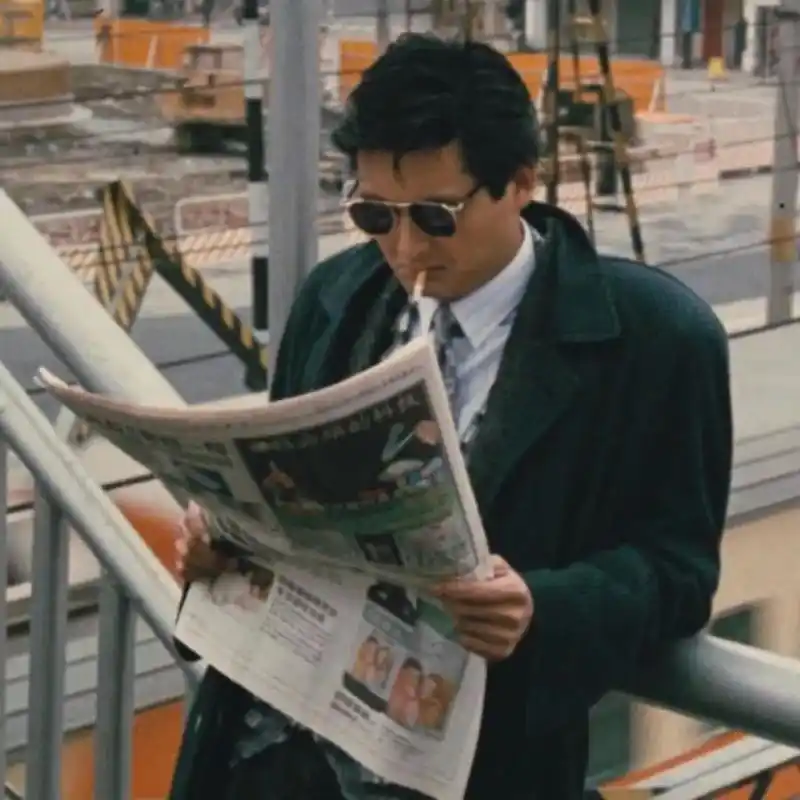 一条白围巾,一副黑漆漆的墨镜,一身高仓健的风衣随风飘荡.