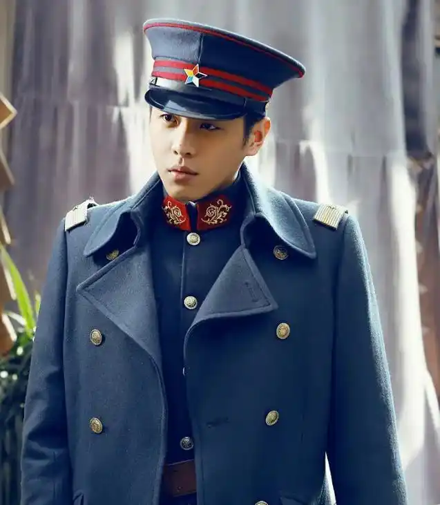 近几年来张若昀可谓片约不断,从秦明到范闲,又到徐凤年,还有