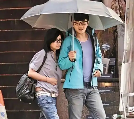 拍摄《机动部队》时,演员施祖男对邵美琪展开爱情攻势,邵美琪比施祖男