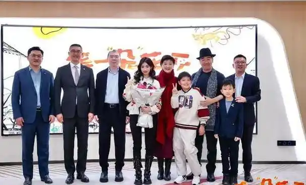 冯小刚徐帆豪宅内为女儿举办成人礼,18岁徐朵手拿奢侈包显贵气!