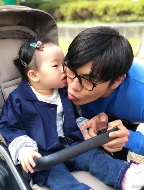 秦昊和女儿玩耍一脸宠溺 小米粒扎马尾呆萌可爱