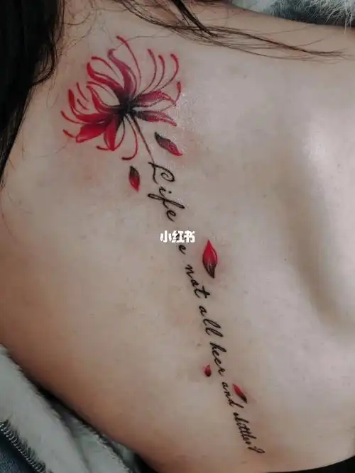 彼岸花纹身后背英文字母纹身#彼岸花纹身  #字母纹身  #西安纹身店三