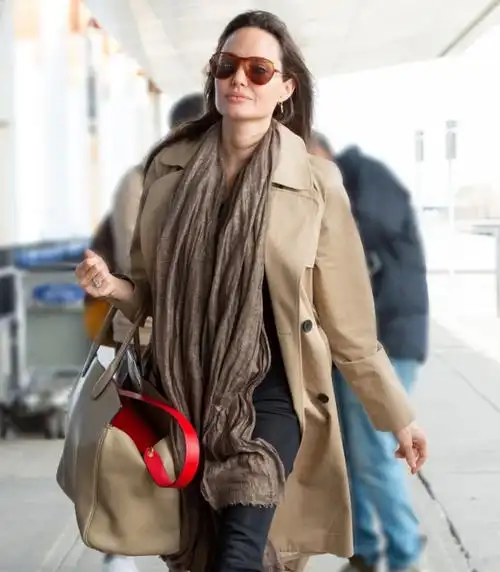 安吉丽娜·朱莉穿着米黄色长款风衣现身机场 大方优雅时尚