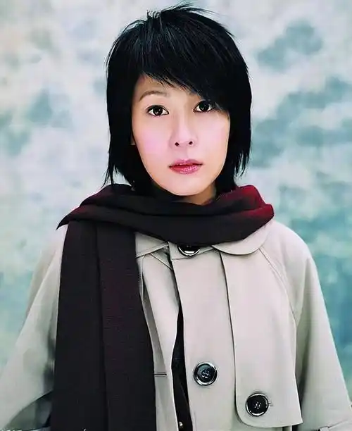 刘若英晒美颜照很年轻,但街头偶遇的现场照,满脸皱纹老态明显_皮肤