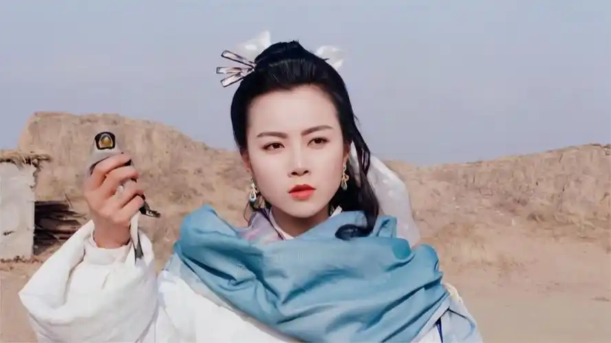 23岁的袁洁莹古装有多美?一首《我被青春撞了一下腰》勾起回忆