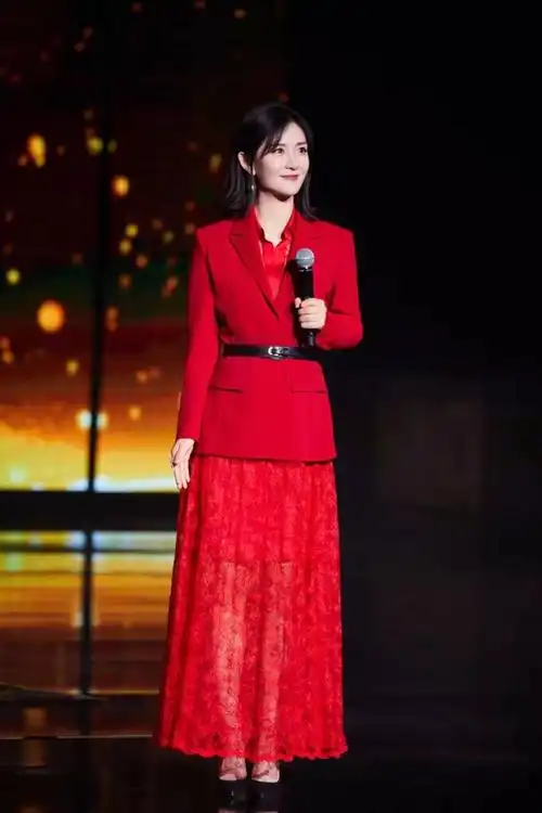 太阳女神谢娜越来越时尚牛油果绿色西装录节目耳环好抢眼