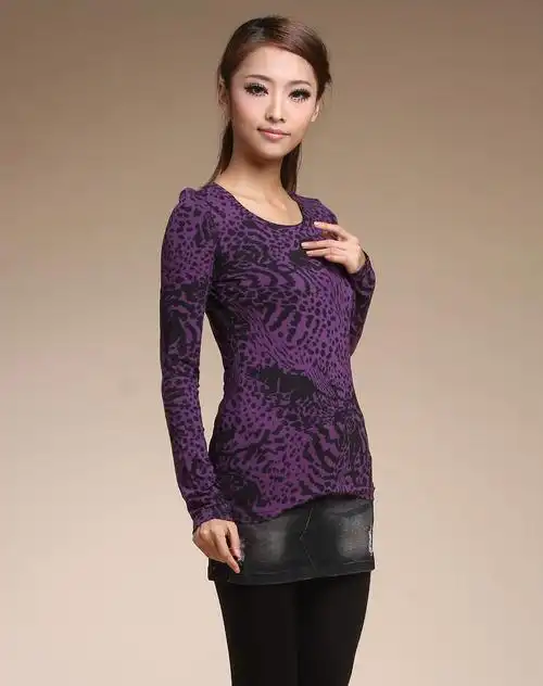 紫黑色印花长袖t恤