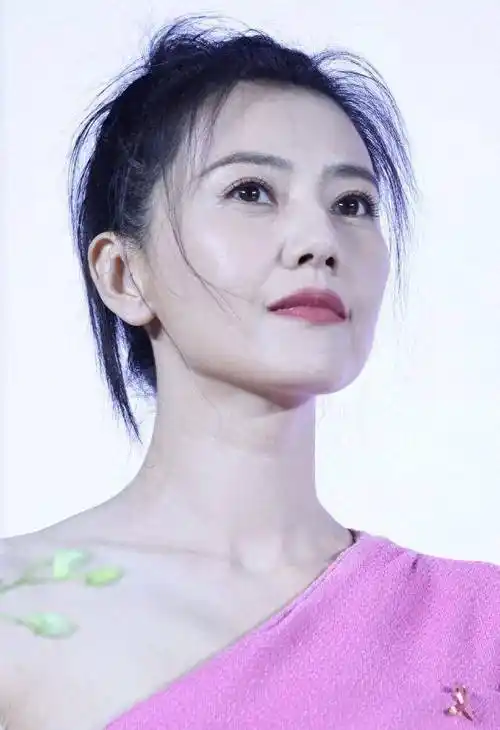 生图下的高圆圆美得不像40多岁的人这皮肤状态太真实了