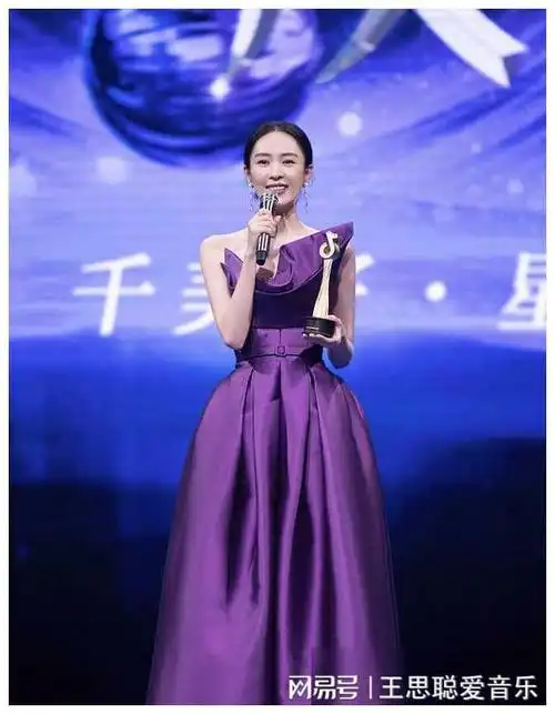 都说童瑶和章子怡共用一张脸当两人罕见同框你觉得谁更好看