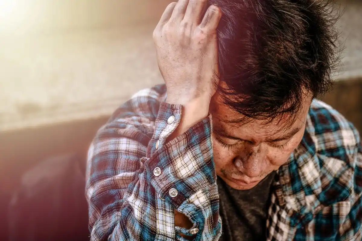 突闻儿子车祸身亡的消息,这名男子在火车上无法控制地嚎啕大哭