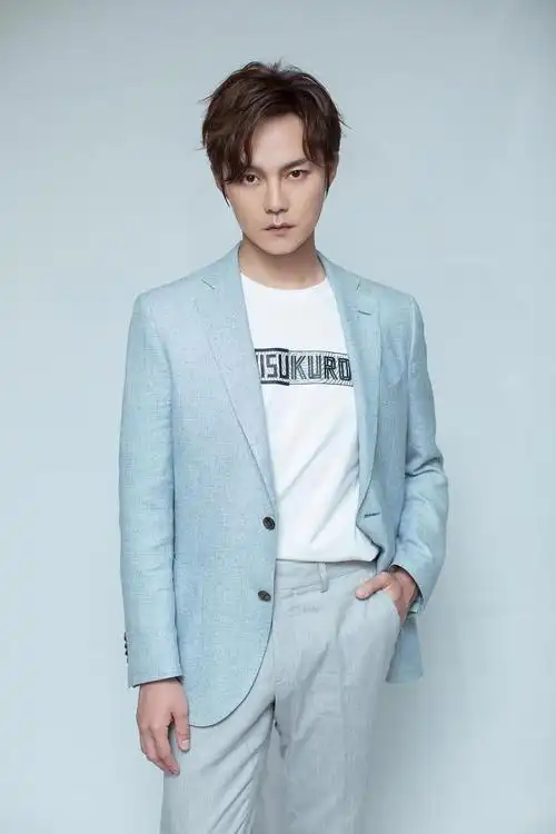 尹正近期时尚造型大盘点 百变造型轻松驾驭