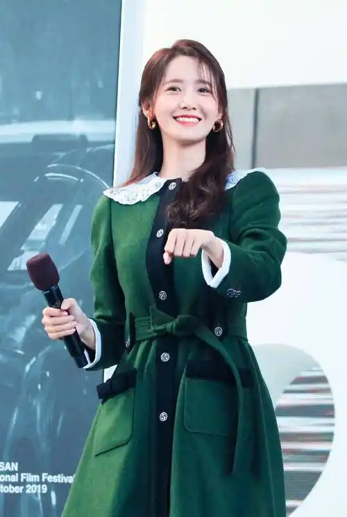 林允儿不愧"南韩颜霸",一袭粉色雪纺时尚裙,真的30岁?_长发_白色_显得