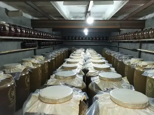 酒窖1.陶坛盛装,地下酒窖四季常温存储