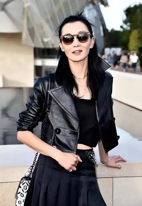 张曼玉活动造型好普通,强行凹超模感却暴露腿粗,女神感不存在了_身材