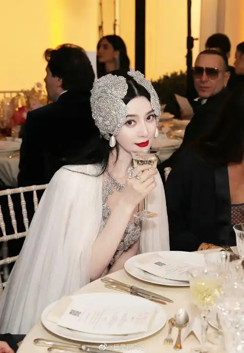 套也来自同品牌2023早秋礼服@范冰冰#戛纳#之行几天范冰冰的红毯造型