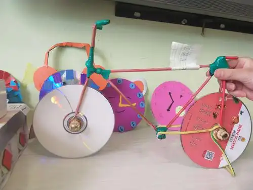 蓝天艺术幼儿园旭日二班光盘亲子手工比赛展示