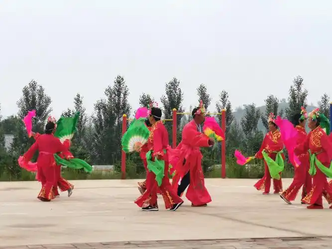 一组夕阳红秧歌队表演秧歌《几度夕阳红》
