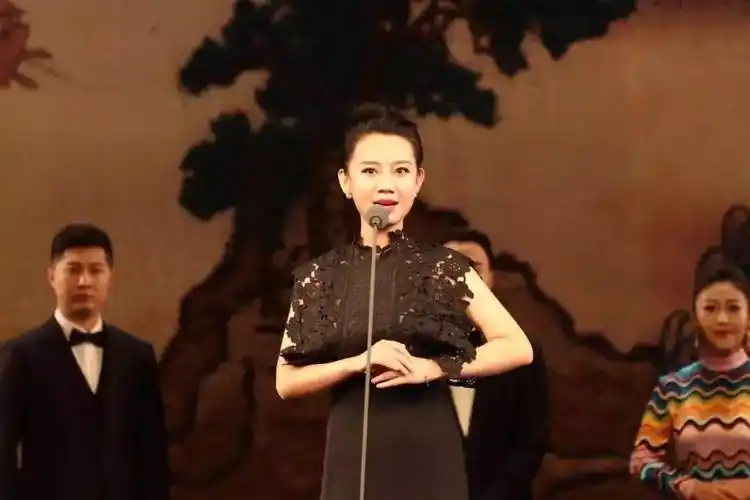 王中女在杜镇杰和张慧芳的引荐下,作为剧院新秀的王中女,王泳智